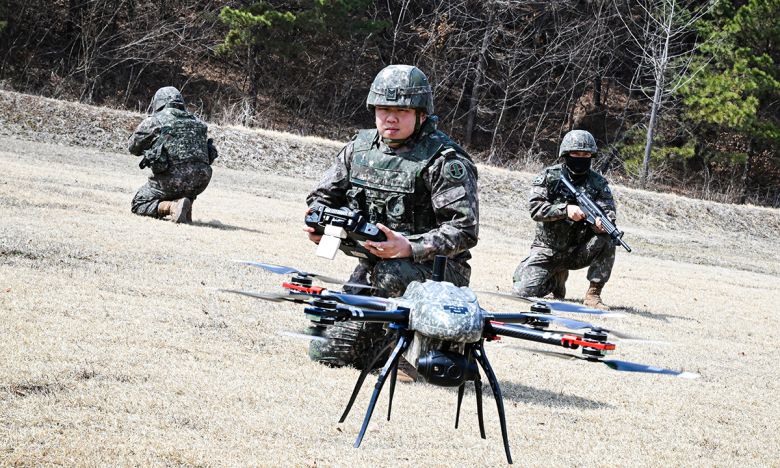 육군 지상작전사령부 드론봇전투단 장병들이 정찰하기 위해 스위드 드론을 투입하고 있다. 세계일보 자료사진