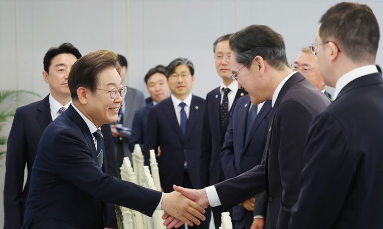 이재명 대통령이 13일 서울 용산 대통령실에서 열린 6경제단체·기업인 간담회에서 이재용 삼성전자 회장과 악수하고 있다. 대통령실통신사진기자단