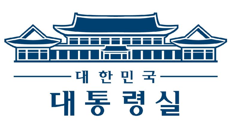 대통령실은 13일 용산 청사 모습이 담긴 현재의 대통령실 업무표장 사용을 지양하고 청와대가 담긴 업무표장을 다시 사용하기로 했다고 밝혔다.