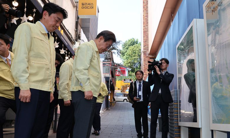 이 같은 비극 다시 없게… 이재명 대통령이 12일 수해 대비 현장 점검을 위해 서울 서초구 환경부 한강홍수통제소 방문을 마친 후 이태원 참사 사고현장을 찾아 묵념하고 있다. 왼쪽은 강훈식 대통령 비서실장. 대통령실사진기자단