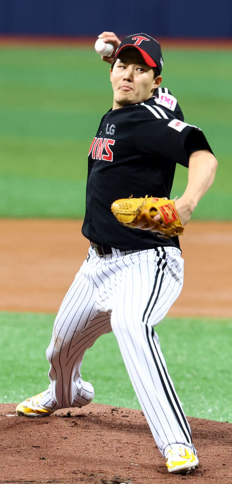 지난 10일 서울 구로구 고척스카이돔에서 열린 프로야구 2025 KBO리그 LG 트윈스 대 키움 히어로즈의 경기, LG 선발 임찬규가 역투하고 있다. 뉴시스