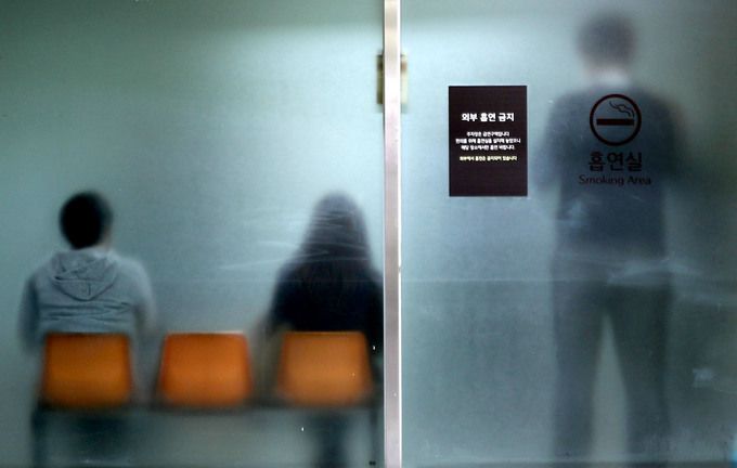 서울 중구의 한 흡연실. 뉴시스