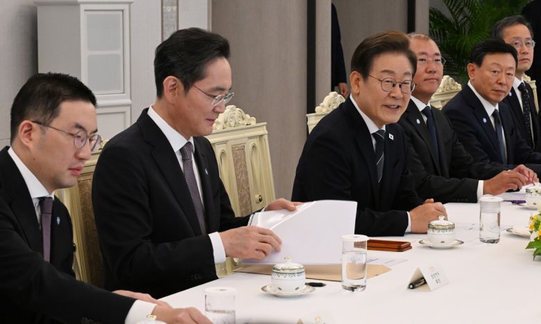 이재명 대통령이 13일 서울 용산 대통령실청사에서 열린 6경제단체와 기업인 간담회에서 발언하고 있다. (왼쪽부터)구광모 LG그룹 회장, 이재용 삼성전자 회장, 이 대통령, 정의선 현대자동차그룹 회장, 신동빈 롯데그룹 회장. 대통령실사진기자단