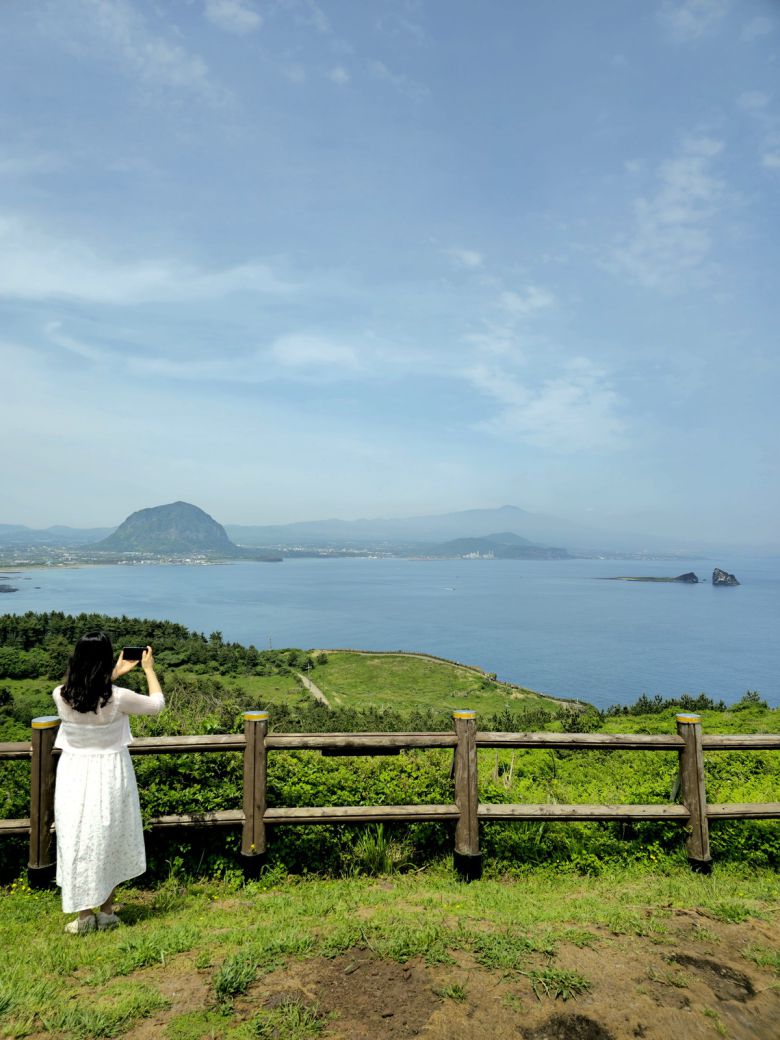 송악산 정상 풍경. 왼쪽부터 산방산, 한라산, 군산오름, 형제섬.