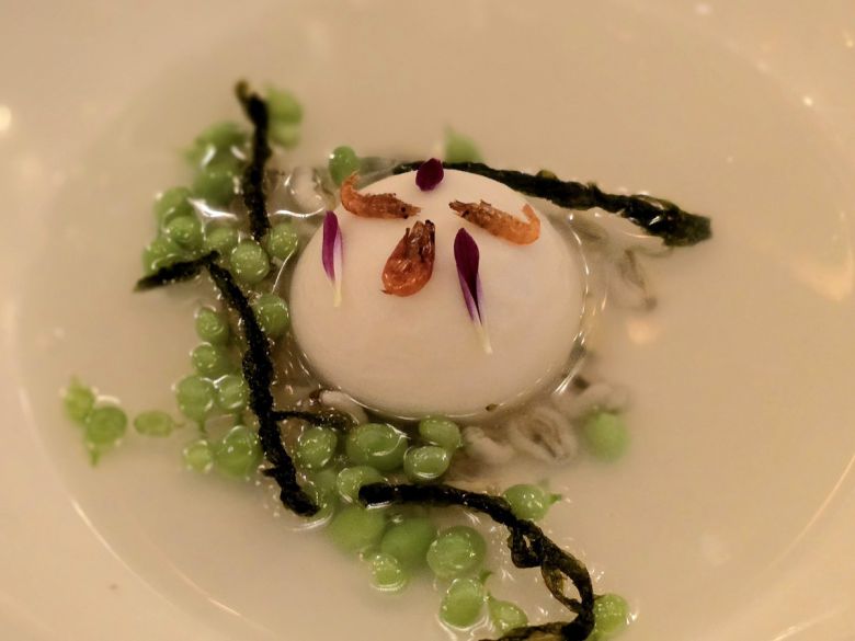 용푸 캐비어를 곁들인 조개육수 두부조림.