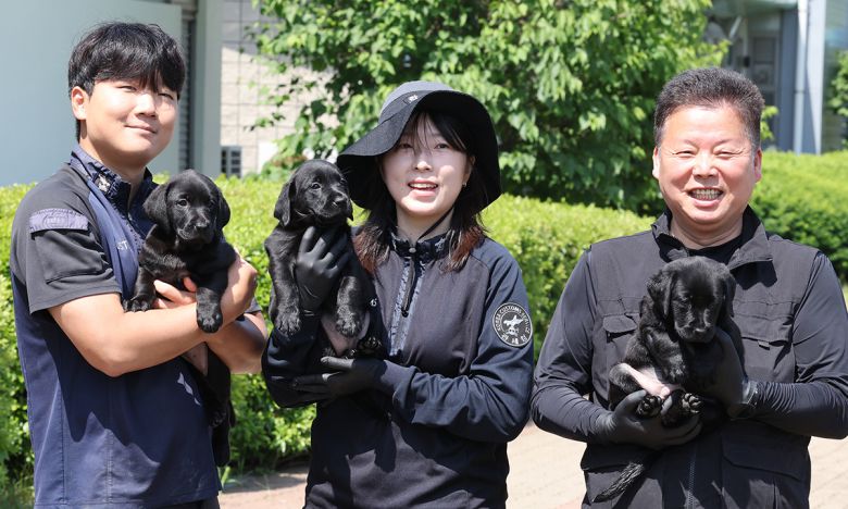 2025년 4월에 출생한 유견을 보살피는 김동영 사양관리사, 신단비 사양관리사, 박종만 위생실장(왼쪽부터)가 기념 촬영을 하며 웃고 있다.