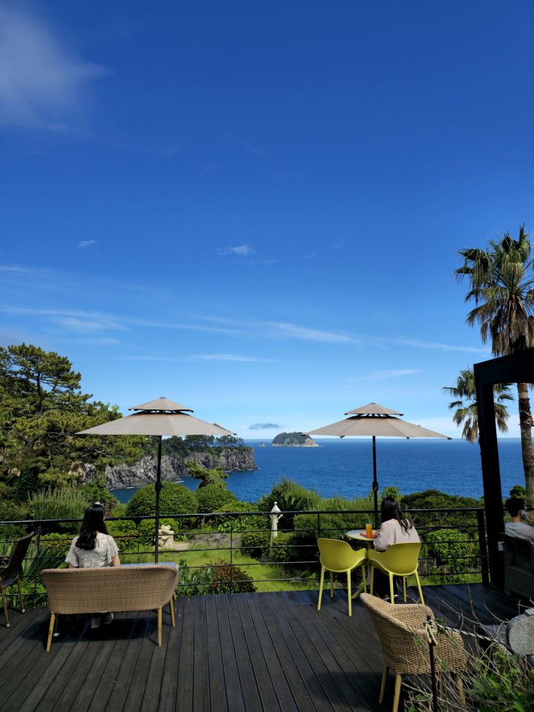 카페 60빈스 테라스 문섬 풍경.