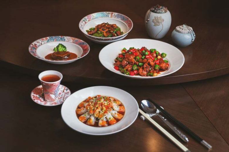 꽃게 냉채(앞) 등 용푸 시그니처 메뉴. 제주신화월드 제공