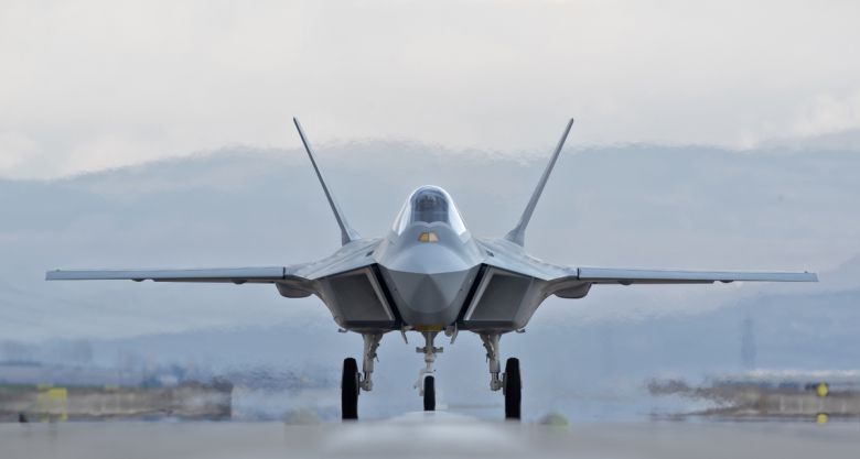 튀르키예가 개발 중인 5세대 전투기 칸이 활주로에서 이동하고 있다. TAI 제공