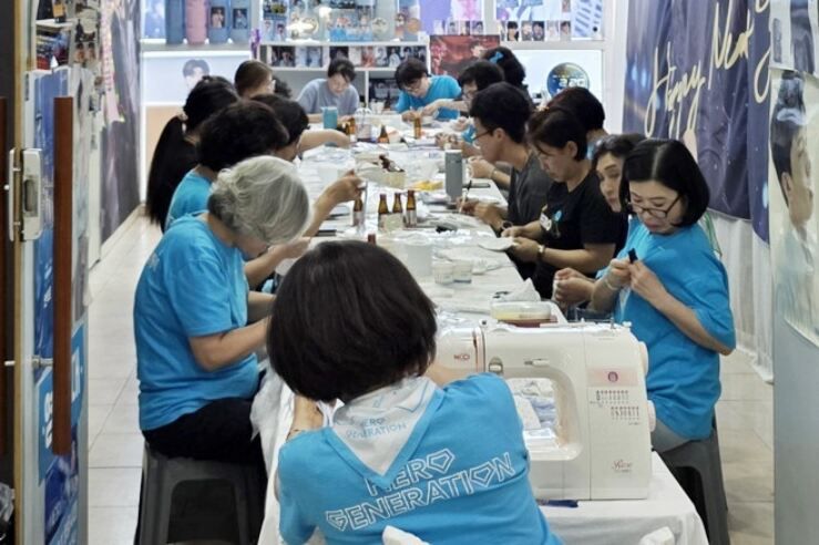 임영웅 광주전남지역 팬카페 회원들이 지역 소아암 환아들을 위한 히크만 주머니를 만들고 있다. 펜카페 제공