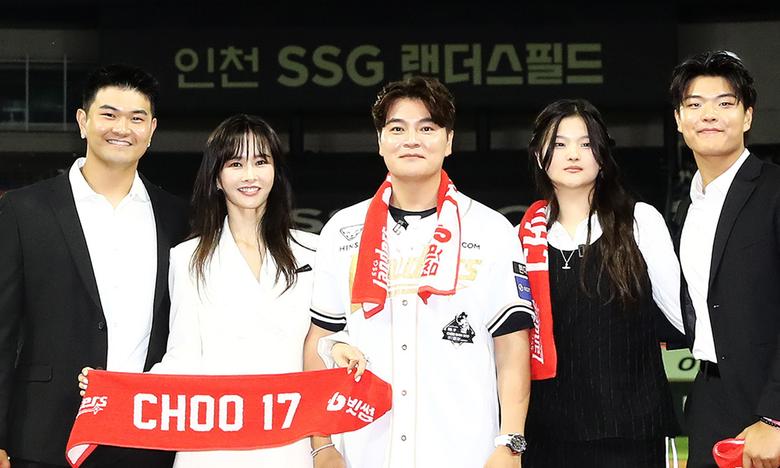 추신수(가운데) SSG 구단주 보좌역 겸 육성 총괄이 지난 14일 인천 SSG랜더스필드에서 열린 은퇴식에서 아내 하원미씨(왼쪽 두 번째), 세 자녀와 함께 기념촬영을 하고 있다. SSG랜더스 제공