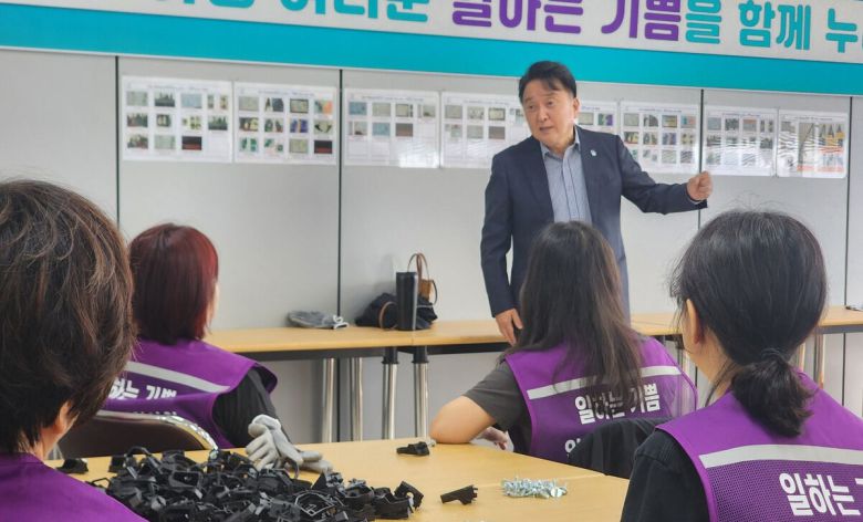 김영환 충북도지사가 지난달 진천군에 조성한 일하는 기쁨 공동작업장을 방문해 참여자들과 대화를 나누고 있다. 충북도 제공