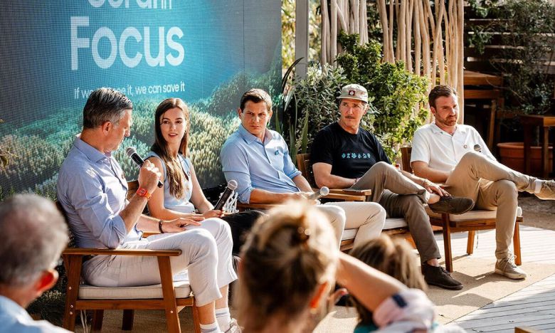 삼성전자의 ‘코랄 인 포커스’ 다큐멘터리 시사회에서 프로젝트에 참가했던 담당자들이 모여 갤럭시 카메라 기술을 활용한 산호초 복원과 다큐멘터리 제작 과정을 소개하는 모습. 왼쪽부터 에델만 지속가능경영 전략 미국총괄 알렉스 히스, 삼성전자 북미총괄 지속가능경영 담당 캐시 스미스, 미국 캘리포니아대학교 샌디에이고(UCSD) 해양연구소 스크립스 수석연구원 다니엘 왕프레스어트, 시트리 공동설립자 마이클 스튜어트, 다큐멘터리 감독 퀜틴 반 덴 보스.    삼성전자 제공