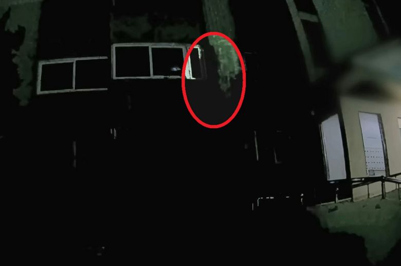 40대 남성 A씨가 지난 10일 피해자인 50대 여성이 사는 대구 달서구 한 아파트의 가스배관 등을 밟으며 외벽을 오르는 모습이 담긴 차량 블랙박스 영상. 연합뉴스
