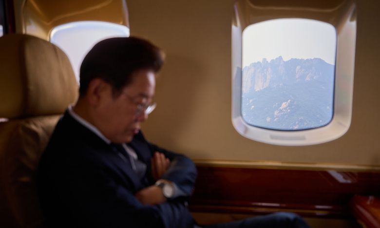 이재명 대통령이 지난 13일 전용 헬기에 탑승해 생각에 잠겨 있다. 이재명 대통령 SNS 캡처