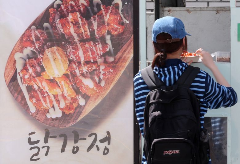 정부는 닭고기 수급 안정을 위해 다음달 태국산 닭고기를 수입하고, 브라질산 닭고기는 고병원성 조류인플루엔자(AI) 미발생 지역을 중심으로 8월 수입을 재개하기로 했다. 사진은 서울 시내 닭강정 푸드트럭 모습. 뉴스1