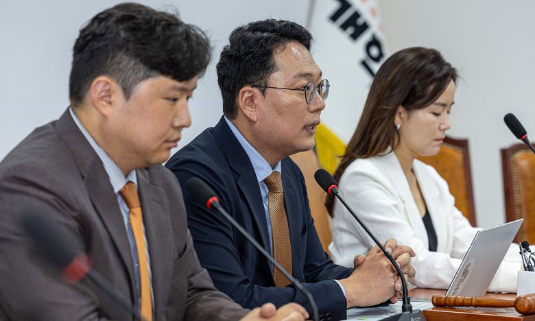 개혁신당 천하람 원내대표 겸 당대표 권한대행이 16일 서울 여의도 국회에서 열린 최고위원회의에서 발언을 하고 있다. 뉴스1