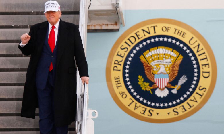 캐나다 도착한 트럼프·이시바 주요 7개국(G7) 정상회의 개막을 하루 앞둔 15일(현지시간) 캐나다 앨버타주 캘거리 국제공항에 도널드 트럼프 미국 대통령(왼쪽 사진)과 이시바 시게루 일본 총리(오른쪽 사진·가운데)가 도착해 전용기에서 내리고 있다. 17일까지 열리는 이번 G7 정상회의는 트럼프발 관세 전쟁으로 인한 무역 갈등, 이스라엘·이란 충돌, 러시아·우크라이나 전쟁 장기화 등으로 인해 국제사회 불안정성이 최고조에 달한 가운데 열린다. 캘거리=AFP연합뉴스