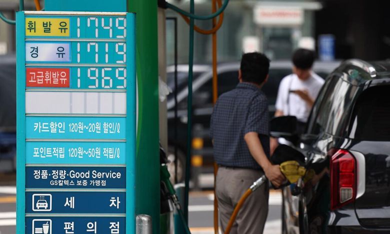 서울 시내 한 주유소에 표시된 유가 정보. 연합뉴스
