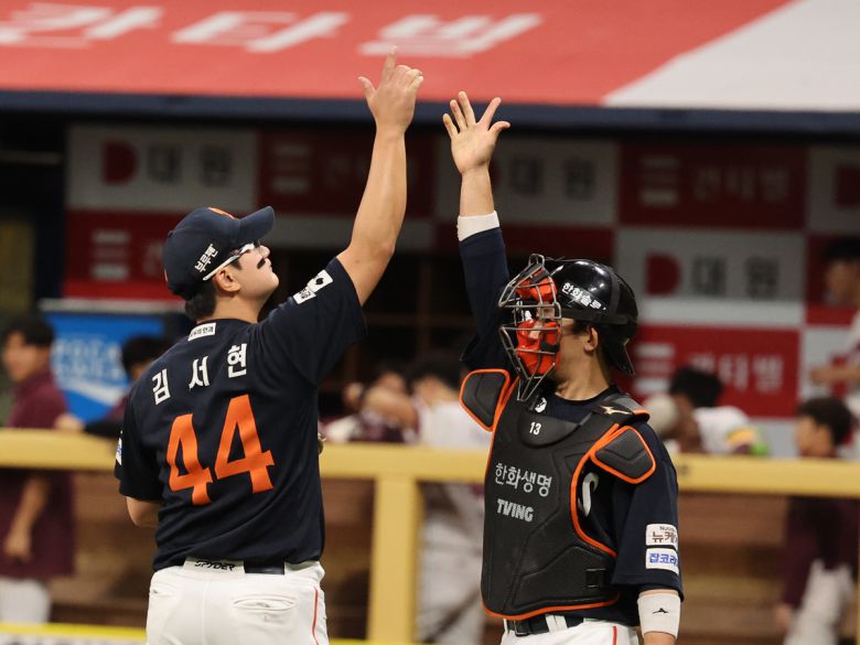 지난 5월 9일 오후 서울 구로구 고척스카이돔에서 열린 프로야구 '2025 신한 SOL뱅크 KBO리그' 한화 이글스와 키움 히어로즈의 경기에서 한화 마무리 김서현이 최재훈과 함께 마지막 아웃 카운트를 잡은 뒤 기뻐하고 있다. 뉴스1