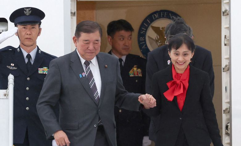 캐나다 도착한 이시바 주요 7개국(G7) 정상회의가 개막한 15일(현지시간) 캐나다 앨버타주 캘거리 국제공항에 이시바 시게루 일본 총리(가운데)가 도착해 전용기에서 내리고 있다. 17일까지 열리는 이번 G7 정상회의는 트럼프발 관세 전쟁으로 인한 무역 갈등, 이스라엘·이란 충돌, 러시아·우크라이나 전쟁 장기화 등으로 인해 국제사회 불안정성이 최고조에 달한 가운데 열린다. 캘거리=AFP연합뉴스