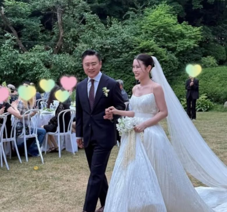 이광기가 딸 이연지의 결혼식에서 감정을 추체하지 못하고 오열했다. 윤종신 인스타그램 캡처