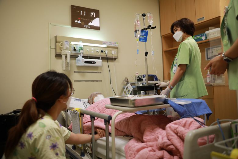 서울성모병원 혈액병원 의료진이 거대 B세포 림프종 진단을 받고 표준 항암 치료에도 재발이 반복된 환자에 ‘카티(CAR-T)세포’ 치료를 하고 있다. 성모병원은 오는 12월 다발골수종에 대한 카티 치료도 임상 적용을 앞두고 있다. 서울성모병원 제공