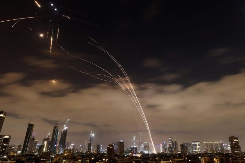 이스라엘 방공 시스템이 텔아비브 상공에서 이란 미사일을 요격하기 위해 작동하고 있다. AFP연합뉴스