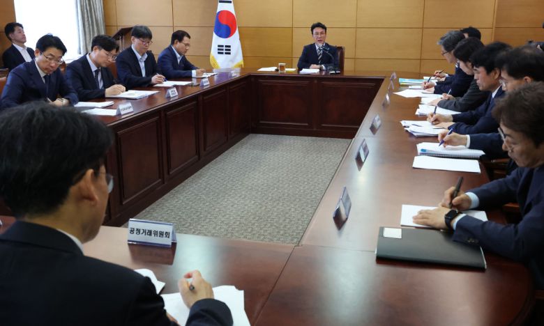 김민석 국무총리 후보자가 16일 오전 서울 종로구 금융감독연수원에 마련된 청문회 준비단 사무실에서 열린 경제·민생분야 부처 업무보고에서 모두발언을 하고 있다. 공동취재