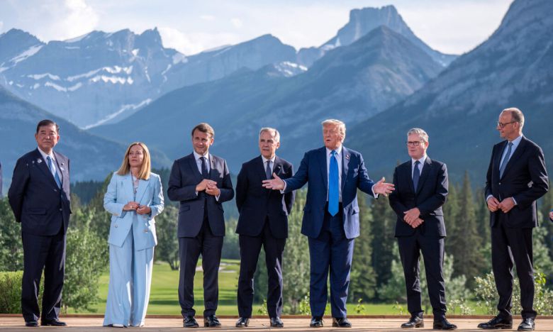 한자리에 모인 G7 16일(현지시간) 주요 7개국(G7) 정상회의가 열린 캐나다 앨버타주 캐내내스키스의 한 골프장에서 G7 회원국 정상들이 기념촬영을 하고 있다. 왼쪽부터 이시바 시게루 일본 총리, 조르자 멜로니 이탈리아 총리, 에마뉘엘 마크롱 프랑스 대통령, 마크 카니 캐나다 총리, 도널드 트럼프 미국 대통령, 키어 스타머 영국 총리, 프리드리히 메르츠 독일 총리. 캐내내스키스=AFP연합뉴스