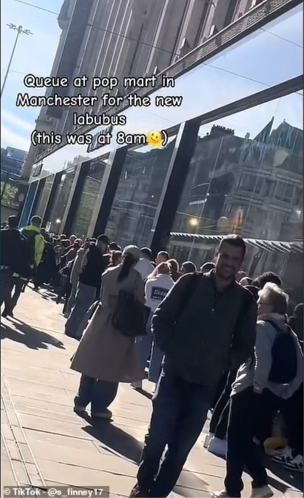 오전 8시 영국 맨체스터 팝마트 매장이 열리기를 기다리며 사람들이 줄 서 있다. 틱톡 캡처