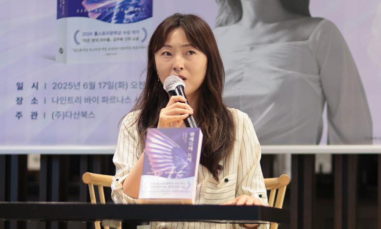 지난해 톨스토이문학상을 받은 김주혜 작가가 17일 서울 종로구 한 호텔에서 열린 신작 ‘밤새들의 도시’ 출간기념 기자간담회에서 질문에 답하고 있다. 연합뉴스