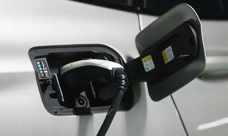 한 전기차 주차장에서 충전 중인 전기차. 연합뉴스