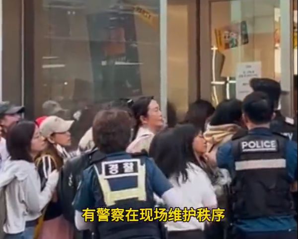 중국 현지 언론에 보도된 한국 팝마트 매장 앞 모습. 라부부를 사기 위해 사람들이 몰리면서 경찰이 출동했다고 전했다. 시나재경 사이트 캡처