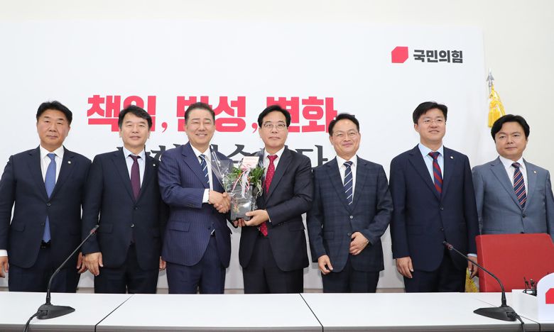 與野 손 잡았지만… ‘협치의 길’은 난항 더불어민주당 김병기 원내대표가 17일 서울 여의도 국회에서 국민의힘 송언석 원내대표를 예방, 축하난을 전달하고 있다. 왼쪽부터 민주당 이기헌 원내대표비서실장, 문진석 원내운영수석부대표, 김 원내대표, 송 원내대표, 민주당 허영 정책수석부대표, 박상혁 소통수석부대표, 김현정 원내대변인. 허정호 선임기자