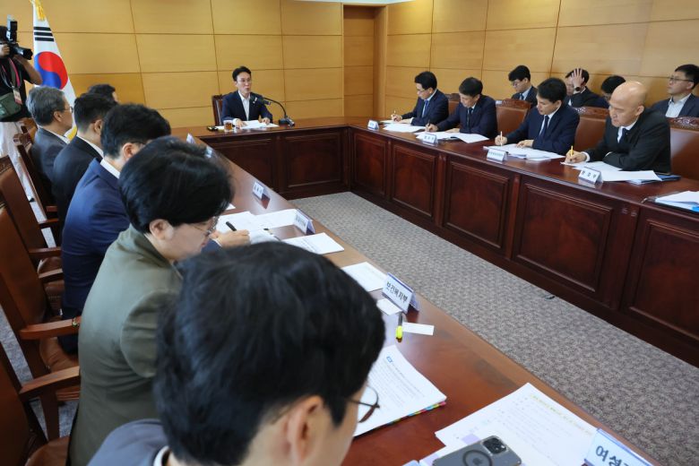 김민석 국무총리 후보자가 17일 서울 종로구 통의동 금융감독연수원에 마련된 청문회 준비단 사무실에서 열린 사회분야 부처 업무보고에서 발언하고 있다. 연합뉴스