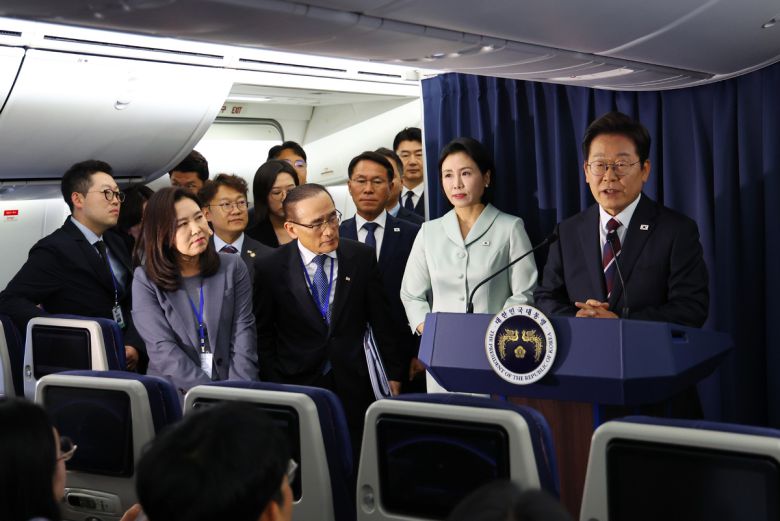답변하는 李대통령 주요 7개국(G7) 정상회의에 참석하는 이재명 대통령이 16일 캐나다 캘거리로 향하는 공군 1호기에서 브리핑을 하고 있다. 캘거리=남정탁 기자