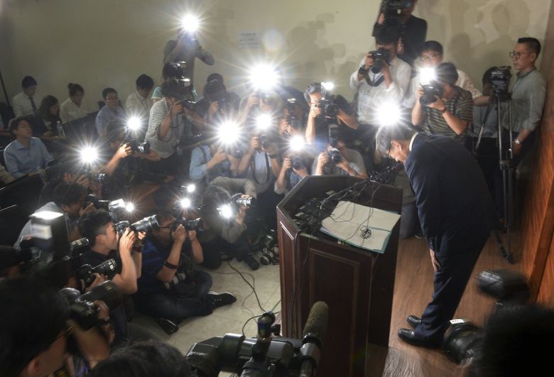 2017년 6월 16일 안경환 법무부 장관 후보자가 서울 서초구 법률구조공단 파산지원센터에서 기자회견을 열고 과거 강제 혼인신고, 여성비하적 발언 등 각종 논란에 대해 사죄하고 있다. 뉴시스