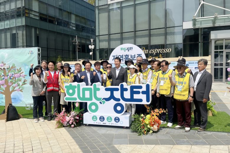 청송군은 최근 대형 산불로 막대한 피해를 입은 지역 주민들의 일상회복 및 지역 경제 활성화를 위해 열리는 산불 피해지역 ‘희망장터’에 참여한 가운데 오세훈 서울시장을 비롯 서울시 관계자 등이 기념촬영을 하고 있다.