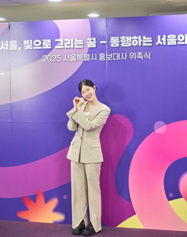 엄지윤. 메타코미디