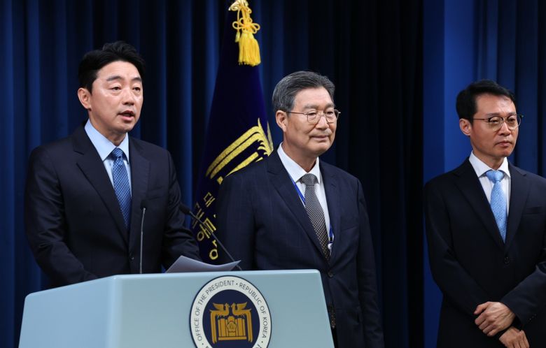 강훈식 비서실장(왼쪽)이 지난 8일 서울 용산구 대통령실 브리핑룸에서 이재명 대통령의 인선 관련 브리핑을 하고 있다. 왼쪽부터 강 비서실장, 오광수 민정수석, 이규연 홍보수석. 뉴시스