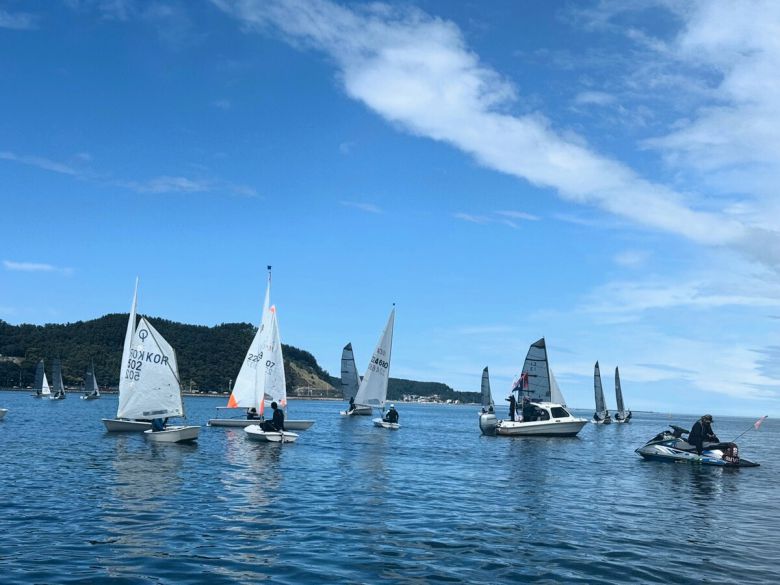 '2025 포항시장배 세일링 챔피언십' 가운데 딩기요트 경기 모습.