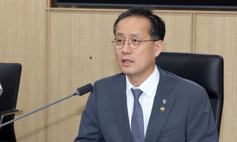 이형일 기획재정부 1차관이 16일 정부세종청사 중앙동 대회의실에서 열린 물가관계차관회의에서 최근 소비자물가 동향 및 대응 방안을 논의하고 있다. 연합뉴스