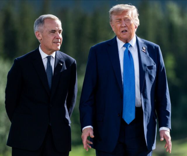 도널드 트럼프 미국 대통령(오른쪽)과 마크 카니 캐나다 총리가 16일(현지시간) 주요 7개국(G7) 정상회의가 열린 캐나다  앨버타주 카나나스키스에서 만나 이야기 나누고 있다. EPA통신