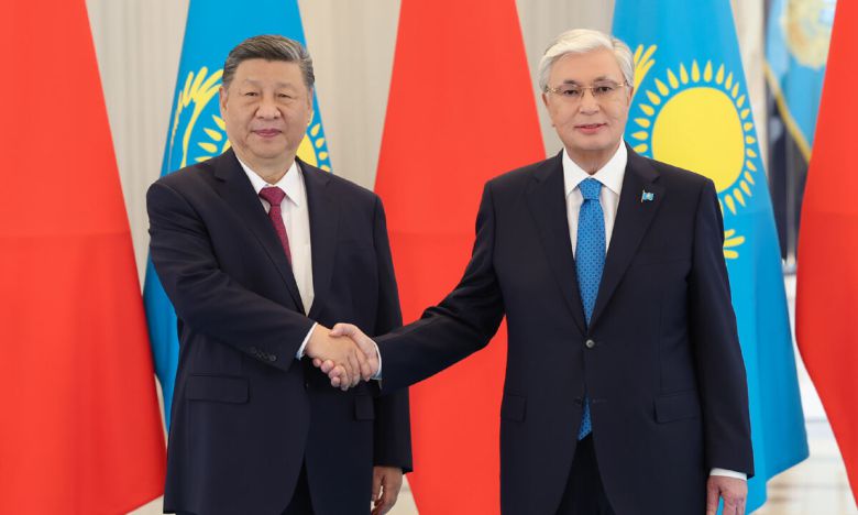 16일 카자흐스탄을 국빈방문한 시진핑(왼쪽) 중국 국가주석이 카심 조마르트 토카예프 카자흐스탄 대통령과 악수하고 있다. EPA연합뉴스