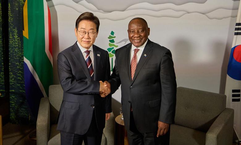 남아공 대통령과 악수 주요 7개국(G7) 정상회의 참석차 캐나다를 방문 중인 이재명 대통령이 16일(현지시간) 캘거리의 한 호텔에서 열린 시릴 라마포사 남아프리카공화국 대통령과 정상회담에 앞서 기념촬영하고 있다. 캘거리=남정탁 기자