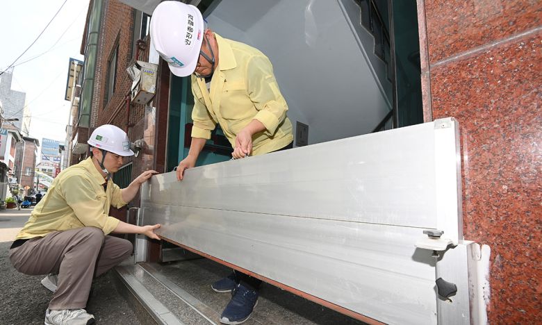 “  반지하 피해 없게”… 차수판 점검 경기 군포시 관계자들이 17일 군포시 산본동의 한 다세대주택을 찾아 반지하 세대 수해 피해를 예방하는 차수판을 점검하고 있다. 올해 장마 기간 극한 호우발생이 예상되면서 각 지방자치단체들은 침수피해를 대비하기 위한 차수판, 빗물받이 등 침수방지시설 정비에 나섰다. 군포=뉴시스