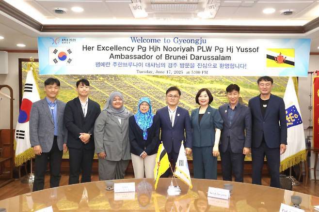 펭에란 하자 누리야 유소프 주한 브루나이대사 일행과 송호준 경주부시장을 비롯한 경주시 관계자들이 기념촬영을 하고 있다.