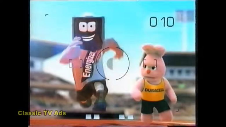 양대 건전지 제조업체인 에너자이저와 듀라셀은 오래 전부터 신경전을 벌이고 있다. 사진은 2006년 에너자이저 광고. 유튜브 ‘클래식 TV Ads’ 캡처