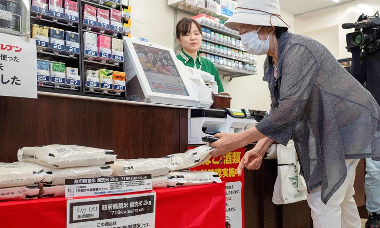 17일 일본 도쿄의 한 편의점에서 한 시민이 ‘반값 비축미’를 구매하고 있다. AFP연합뉴스